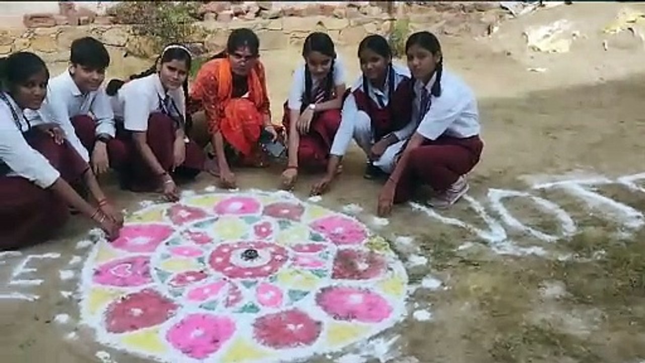 विद्यार्थियों ने सजाई रंगोली, निकाली जागरुकता रैली