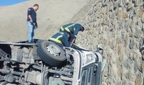 İstinat duvarına çarpan TIR'ın şoförü yaralandı