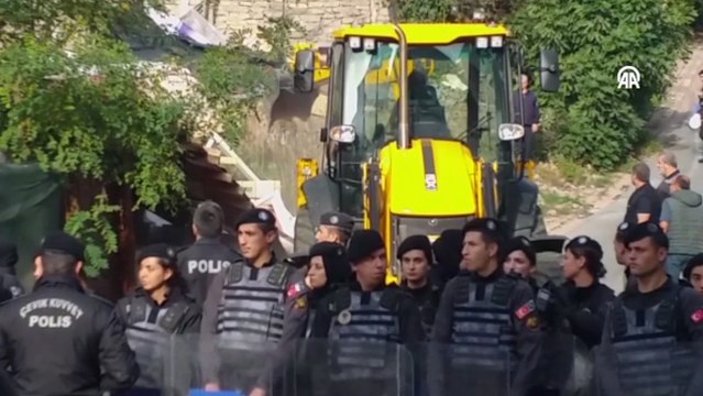 Ümraniye'de yıkım kararı verilen gecekondu belediye ekiplerince yıkıldı