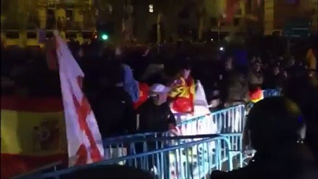 Más imágenes que muestran a un posible grupo de radicales infiltrados en primera fila de Ferraz