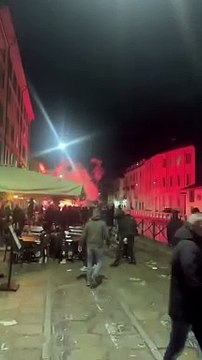 Hier, un supporter du PSG a été gravement blessé à coups de couteau à Milan, dans une embuscade tendue par les Ultras de l'AC Milan contre les Parisiens devant un bar