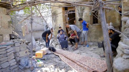 Descargar video: تروي ما عاشته.. مسنة فلسطينية نجت من القصف وترفض مغادرة بيتها المدمر