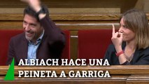 Albiach (En Comú Podem) hace una peineta a Garriga (Vox) en la sesión de control al Govern