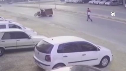 Sahipsiz köpekten kaçan sepetli motosikletin devrilmesi kamerada