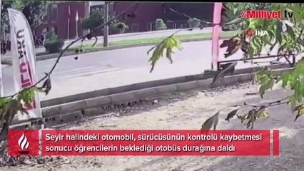 Öğrencilerin bulunduğu durağa otomobil daldı, yaralananlar var