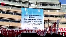 Devir teslim töreninin yapılacağı gün CHP Genel Merkezi binasına dev boyutta pankart asıldı.