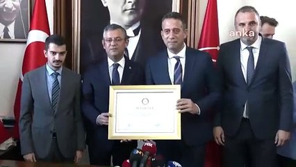 Özgür Özel, élu président du CHP, a reçu son certificat d'élection.