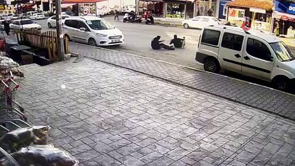 Sinop'ta motosiklet kazası kamerada: 2 yaralı