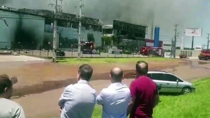 Empresário reza de joelhos diante de incêndio em sua empresa