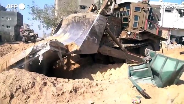 Gaza, l'esercito israeliano demolisce e fa saltare in aria i tunnel di Hamas