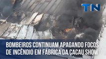 Bombeiros continuam apagando focos de incêndio em fábrica da Cacau Show no ES
