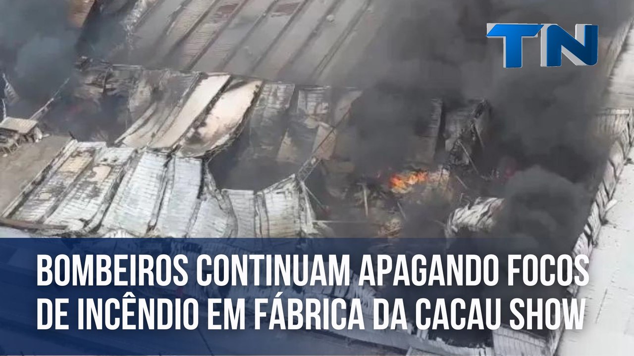 Bombeiros continuam apagando focos de incêndio em fábrica da Cacau Show no ES