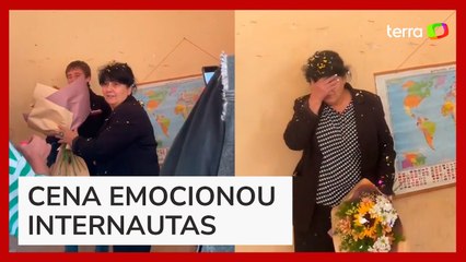 Professora tenta separar 'briga', mas é surpreendida com homenagem de estudantes na Geórgia