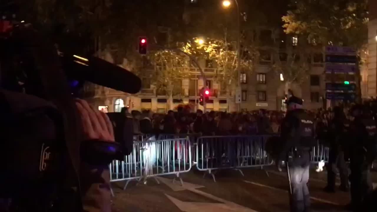 Algunas personas llegan a la sede de Ferraz para protestar contra la amnistía este miércoles