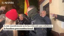 Primeros manifestantes en la concentración frente a la sede de Ferraz