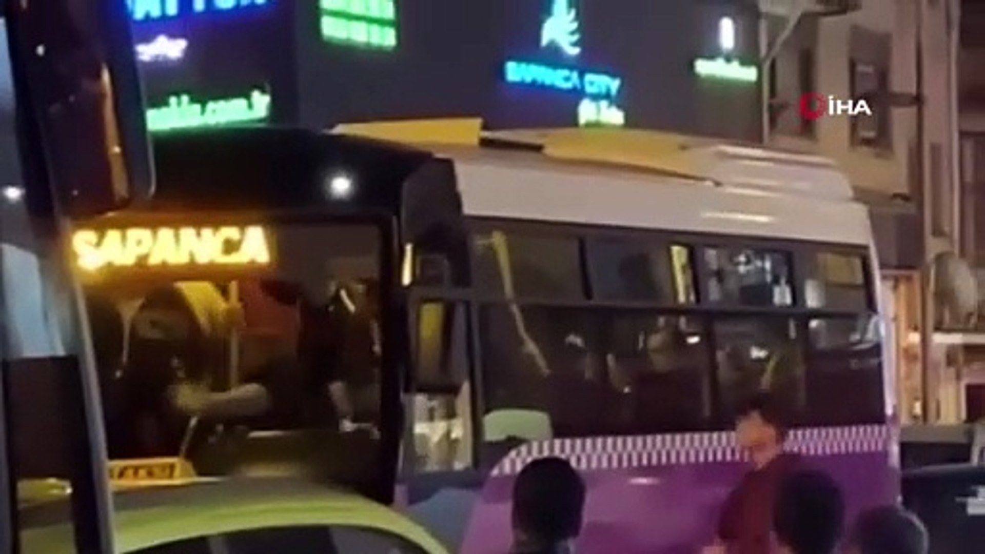 Sapanca'da yolcu otobüsünde şoförler arasında kavga çıktı - Dailymotion  Video