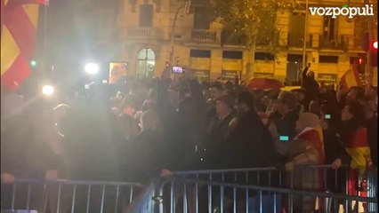 Manifestantes logran echar a dos personas que portaban la bandera franquista en Ferraz