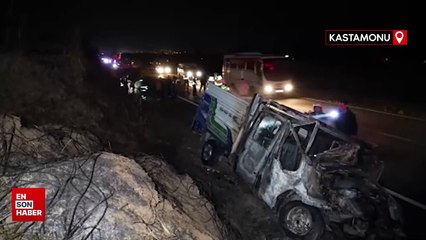 Kastamonu’da ağaç yüklü traktör ile çarpışan kamyonet alev aldı