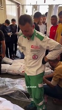 Bir babanın en çaresiz anları! Şehit edilen evladını bırakıp yaralılara yardıma koştu