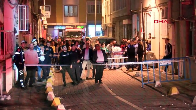 Zeytinburnu'nda 3 Katlı Binanın Çatı Katında Çökme Meydana Geldi