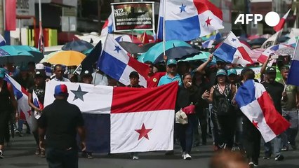 De luto, manifestantes protestan contra minería en Panamá