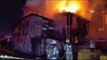 Fatih'te 2 katlı ahşap metruk bina alev alev yandı