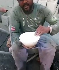 Pedreiro briga com esposa e mulher manda 'marmita especial' com bilhete surpresa