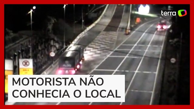 Caminhão perde freio e tomba em área de escape em rodovia de SC