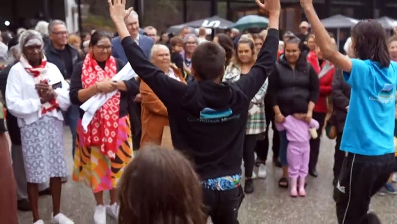 Elders & artist travel to NSW from Arnhem land to open NSW exhibition