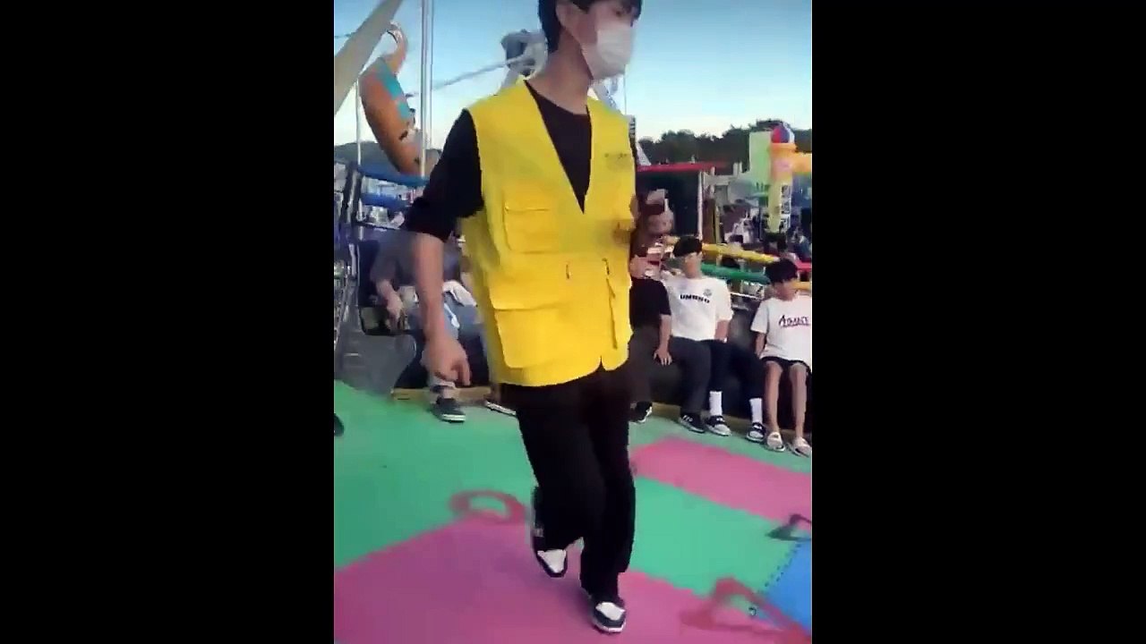 Il fait un Backflip dans un manège de fete foraine