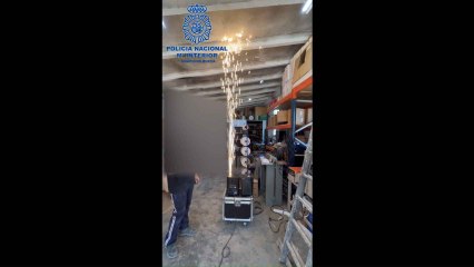 Un proveedor de material de espectáculos realiza una prueba pericial para la Policía Nacional de una máquina de fuego frío.