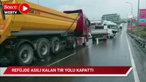 Maltepe'de refüjde asılı kalan tır nedeniyle yol trafiğe kapatıldı