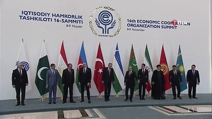 Скачать видео: Cumhurbaşkanı Erdoğan, Ekonomik İşbirliği Teşkilatı aile fotoğrafı çekimine katıldı