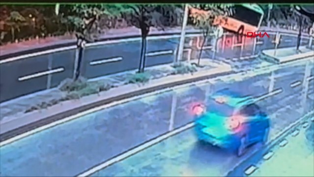 Beykoz'da kayganlaşan yolda İETT otobüsü kazası kamerada