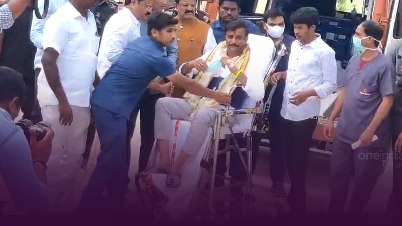 వీల్ చైర్ లో Nomination వెయ్యడానికి వెళ్తున్న Kotha Prabhakar Reddy | Dubbaka | Telugu Oneindia