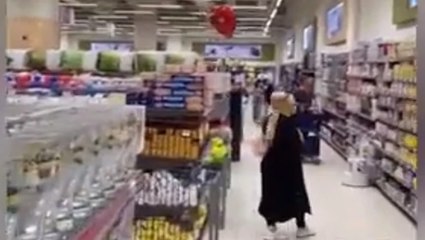 Kısa boylu eşini market reyonları arasında bulmak için bakın ne yaptı