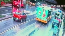 Kayganlaşan yolda otobüs kazası kamerada
