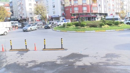 TIR'ın dorsesi açıldı; su dolu damacanalar yola dağıldı