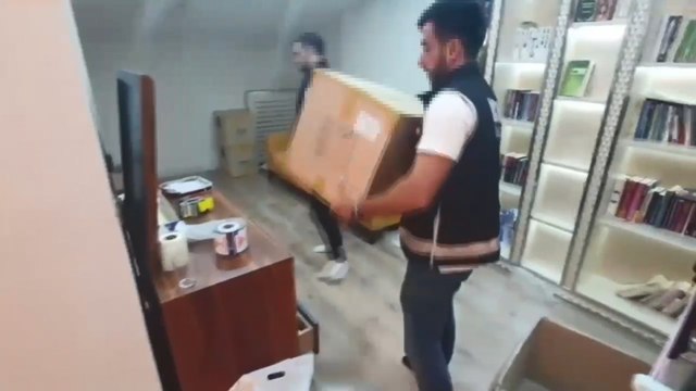 İstanbul'da güzellik merkezlerine kaçak botok ve dolgu malzemesi satan 2 kişi yakalandı