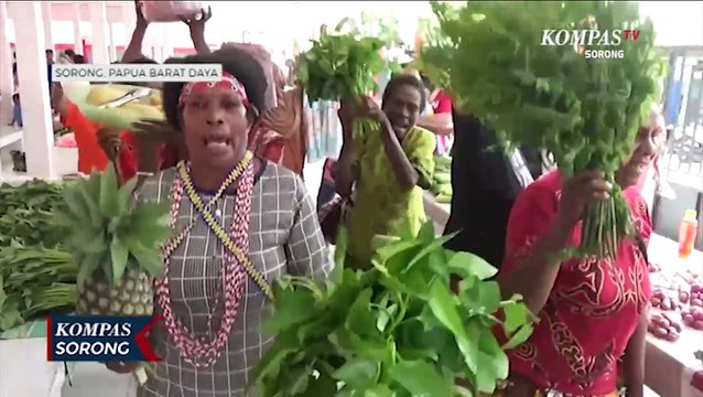 Peresmian Pasar Tertata Disambut Tarian dengan Sayur Oleh Pedagang Mama Papua