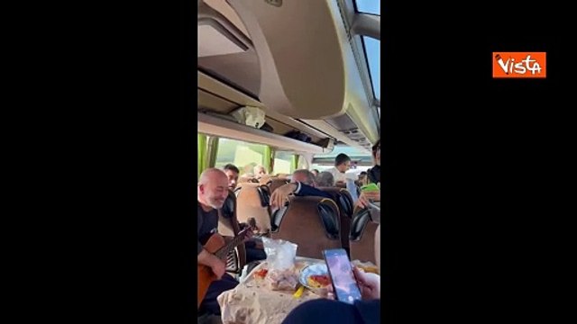 Schlein posta video dei manifestanti che cantano Bella ciao in pullman verso Roma