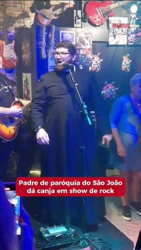 Toca Raul: padre da paróquia do São João dá canja em show de rock 