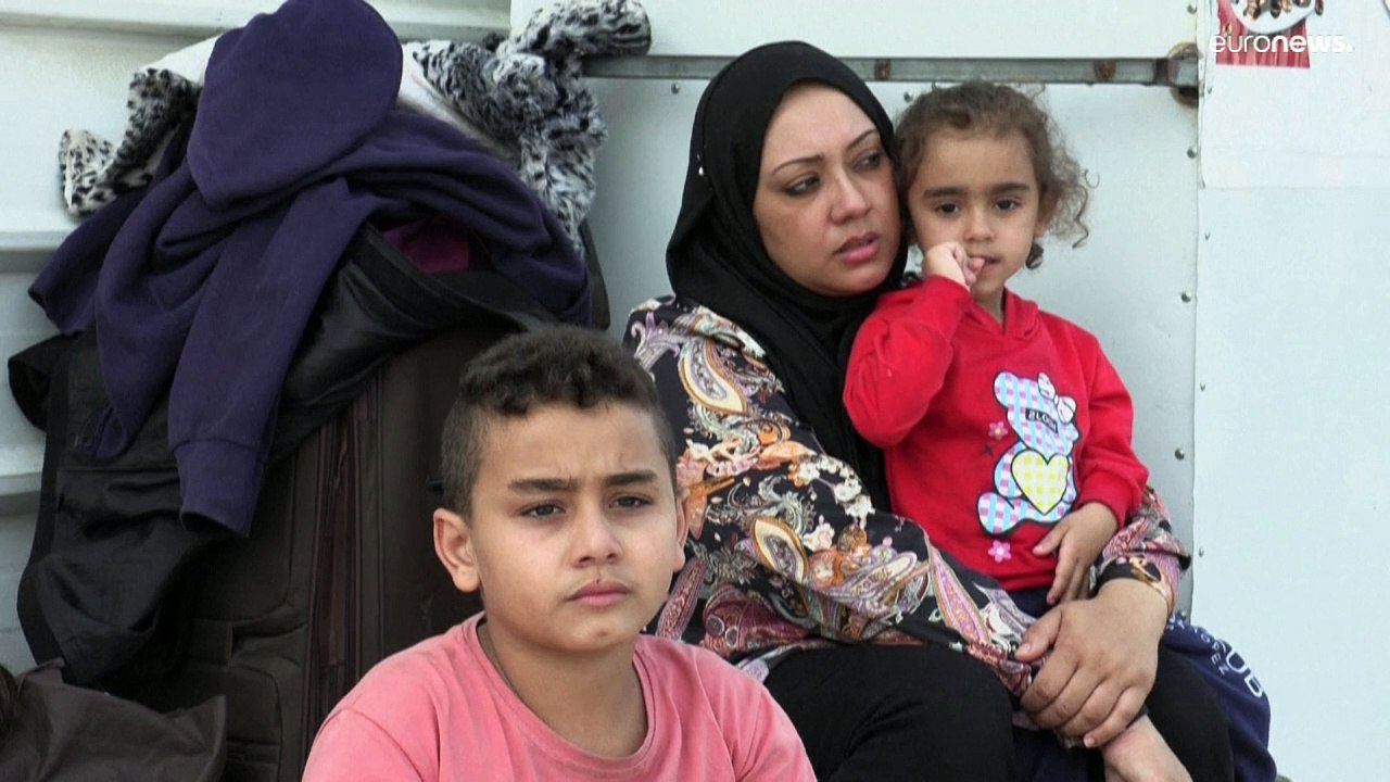 شاهد: العشرات من الفلسطينيين من ذوي الجنسيات الأجنبية ينتظرون عند معبر رفح على أمل الخروج إلى مصر