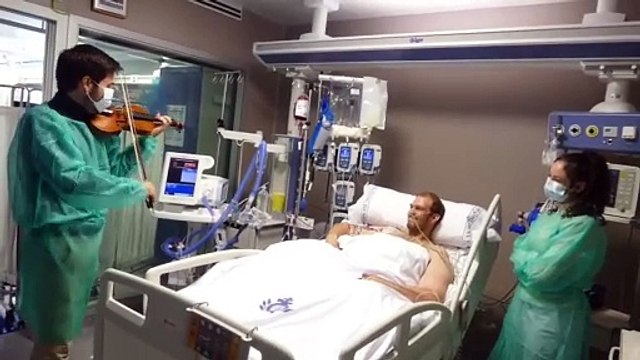 Paco Montalvo toca para un paciente de la UCI del Hospital San Juan de Dios de Córdoba