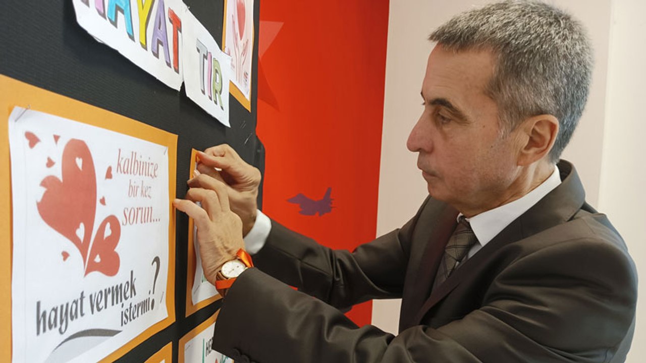 BaşlıksızEtem öğretmen, oğullarının arkadaşının böbrek bağışıyla yeniden hayata tutundu