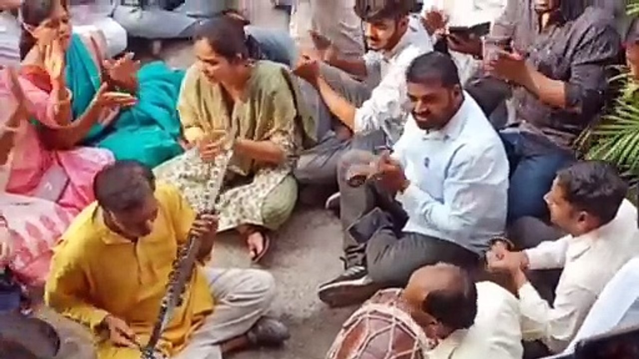 कांग्रेस पार्षदों ने बजाए मंजीरे, रामधुनी की, बोले-महापौर के लिए शहर नहीं चुनाव प्रचार जरूरी