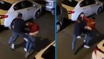 Esenler'de 2 kişi bir adama sokak ortasında tekme tokat saldırdı