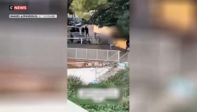 Marseille: Un policier de la Bac sort son arme et tire après avoir été violemment pris à partie par un groupe de jeunes dans le quartier de la Castellane - Regardez