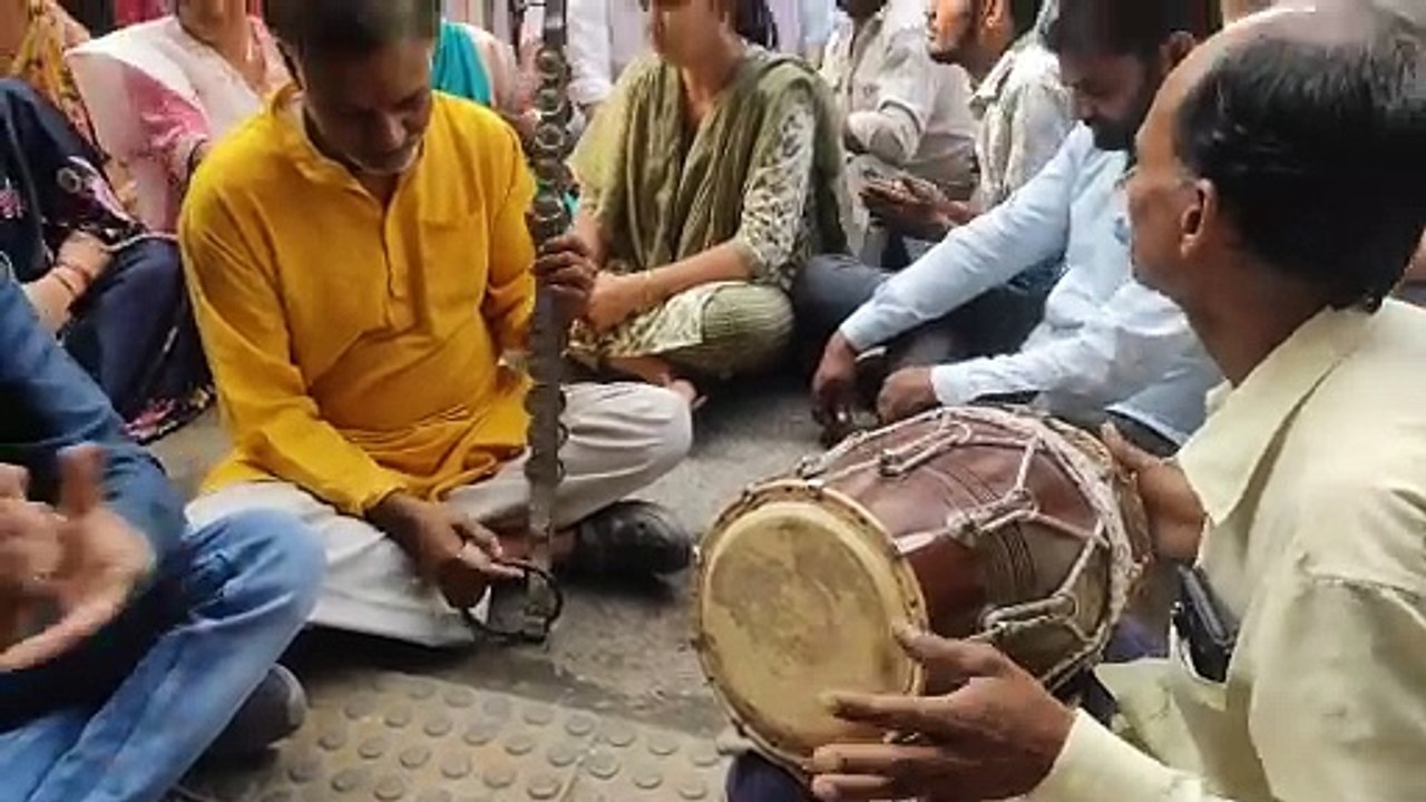 सात दिन में नहीं हुई सुनवाई तो गेट पर बैठ की रामधुनि