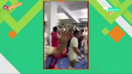 Universitario celebró victoria volteando el escudo de Alianza